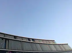 Thespian, krzywizna elewacji odpowiadającej placowi Powstańców Śląskich