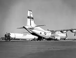 Załadunek międzykontynentalnego pocisku balistycznego Thor do ładowni samolotu