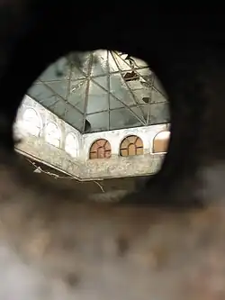 Widok na szklane sklepienie i okna