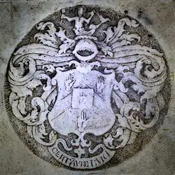 Herb znajdujący się na grobie Daniela Byrne, którego brat wyemigrował do Polski.