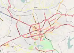 Mapa konturowa Tirany, blisko centrum na dole znajduje się punkt z opisem „Postbllok”