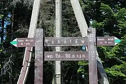 Drogowskaz turystyczny z oznaczeniem szczytu