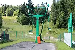 Peron na dolnej stacji kolei krzesełkowej na Tobołów