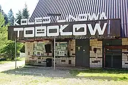 Kasy biletowe w budynku dolnej stacji kolei krzesełkowej na Tobołów