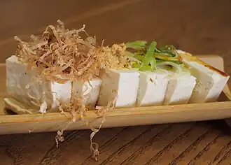 Tofu posypane katsuo-bushi, suszonymi płatkami ryby bonito (Katsuwonus pelamis)