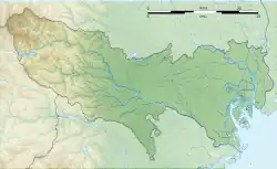 Mapa konturowa prefektury Tokio, po prawej nieco u góry znajduje się punkt z opisem „źródło”, natomiast po prawej nieco na dole znajduje się punkt z opisem „ujście”