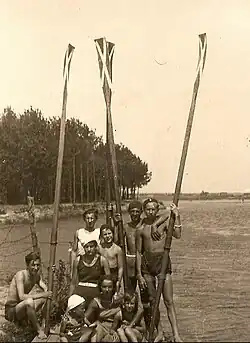 Zawodnicy z wiosłami w barwach klubowych