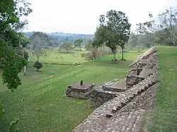 Ołtarz ofiarny u stóp piramidy