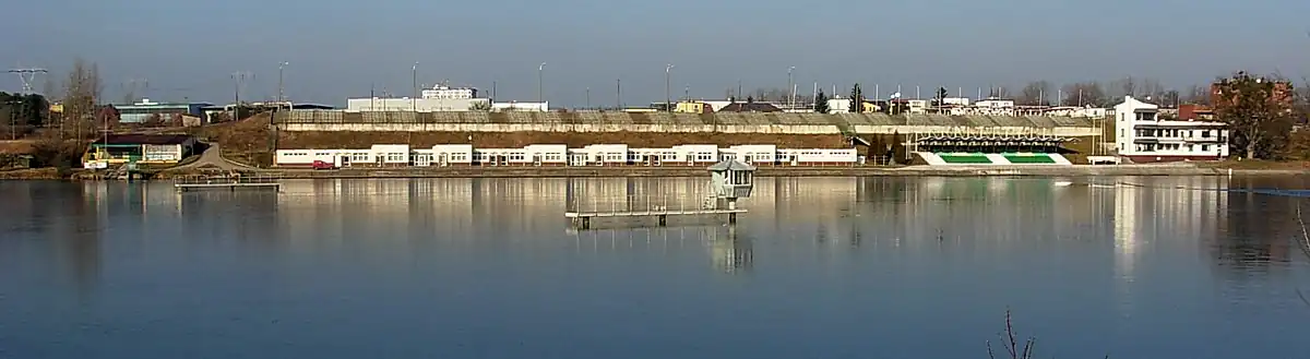 Trybuny, hangary i wieża sędziowska w pobliżu mety