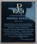 Tablica pamięci Moniki Dymskiej na kamienicy przy ul. Pod Krzywą Wieżą 10 w Toruniu