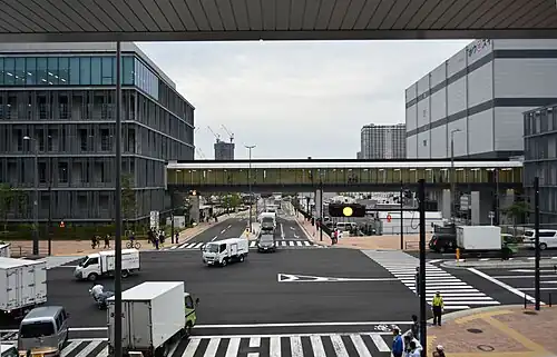 Przejście łączące budynki, po lewej gmach zarządu, po prawej – aukcji