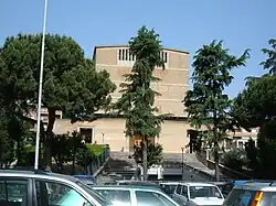 Widok z parkingu przed kościołem