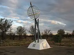 Monument na zwrotniku Koziorożca na północ od Alice Springs, Australia