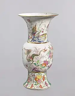 Wazon z dekoracją w stylu chinoiserie z Królewskiej Fabryki Farfurowej w Belwederze. Muzeum Narodowe w Warszawie