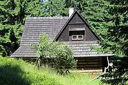 Ściana boczna dawnego budynku ośrodka