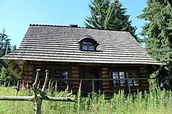 Ściana frontowa dawnego budynku ośrodka