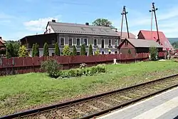 Dom Wycieczkowy „Turbacz” widziany z peronu stacji kolejowej Rabka-Zdrój