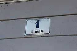 Tabliczka z numerem budynku i nazwą ulicy