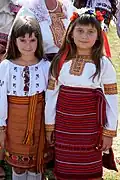 Dzieci w tradycyjnych strojach