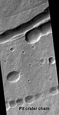 Łańcuchy kraterów i koncentryczne utwory wokół Tyrrhenus Mons sfotografowane przez HiRISE.