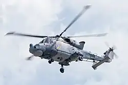 Widoczna głowica optoelektroniczna na dziobie oraz pod nią sonar do wykrywania okrętów podwodnych wersji morskiej