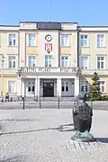 Pomnik jeża przed urzędem miasta.