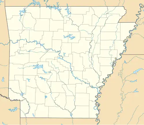 Mapa konturowa Arkansas, blisko górnej krawiędzi po lewej znajduje się punkt z opisem „Walmart Inc.”