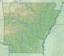 Mapa konturowa Arkansas, blisko lewej krawiędzi u góry znajduje się punkt z opisem „miejsce bitwy”