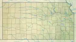 Mapa konturowa Kansas, w lewym górnym rogu znajduje się punkt z opisem „źródło”, natomiast blisko centrum na prawo u góry znajduje się punkt z opisem „ujście”
