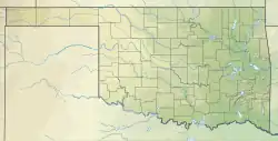 Mapa konturowa Oklahomy, blisko prawej krawiędzi nieco na dole znajduje się punkt z opisem „źródło”, natomiast na dole po prawej znajduje się punkt z opisem „ujście”
