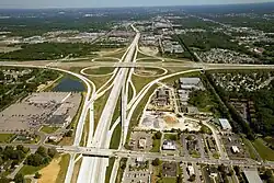 Skrzyżowanie autostrad US 131 oraz M-6 w Michigan, pokazujące wiele cech autostrady: rozdzielony ruch przeciwstawny, brak bezpośrednich skrzyżowań, brak bezpośredniego zjazdu