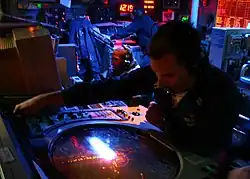 Centrum zarządzania walką fregat, widoczny jest na pierwszym planie ekran radaru SPS-49