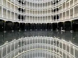 Wewnętrzne okrągłe patio z charakterystyczną kolumnadą