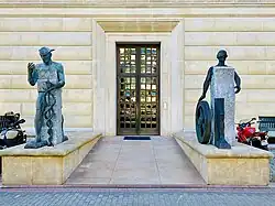 Rzeźby przy wejściu do budynku od strony północnej, umieszczone tam w 2015 roku