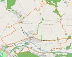 Mapa konturowa Ujazdu, blisko centrum na dole znajduje się punkt z opisem „Parafia Świętego Andrzeja Apostoła”