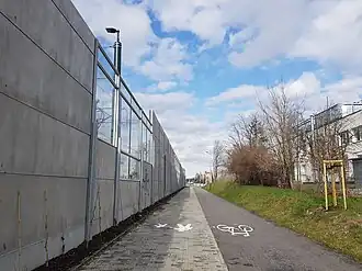 Chodnik oraz droga dla rowerów biegnące wzdłuż ulicy