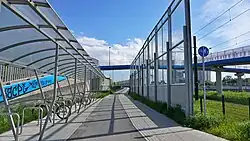 Ścieżki rowerowe oraz chodniki biegnące wzdłuż ulicy