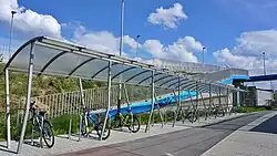 Stojaki rowerowe znajdujące się przy ulicy