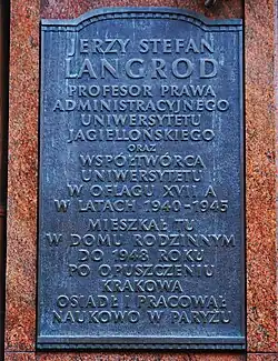 Tablica, wmurowana w elewację kamienicy, upamiętniająca zamieszkiwanie jej przez Jerzego Stefana Langroda