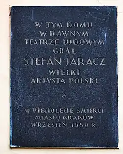 Tablica upamiętniająca Stefana Jaracza w elewacji budynku dawnego Teatru Ludowego.
