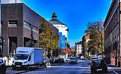 Widok od alei Mickiewicza na wschód. Po lewej Auditorium Maximum Uniwersytetu Jagiellońskiego i budynek Teatru „Groteska”.