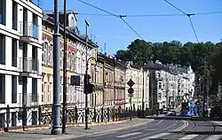 Widok od północnego zachodu, od skrzyżowania z ul. Karola Rollego