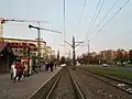 Torowisko tramwajowe przebiegające wzdłuż ulicy