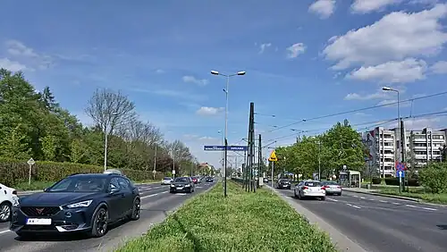 Widok od skrzyżowania z ul. Kapelanka, ul. Adolfa Nowaczyńskiego i ul. gen. Bohdana Zielińskiego