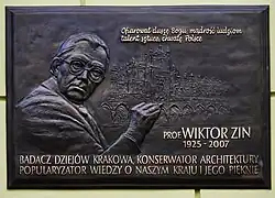 Tablica, wmurowana w elewację kamienicy, upamiętniająca prof. Wiktora Zina