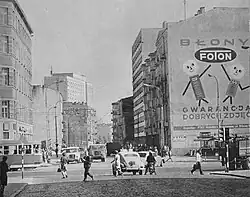 Reklama błon „Fotonu” na ul. Żelaznej przy skrzyżowaniu z al. gen. Świerczewskiego (obecnie al. „Solidarności”)
