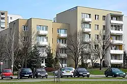 Blok przy ul. Grzegorzewskiej 3 od strony ulicy Cynamonowej, gdzie kręcono serial Alternatywy 4