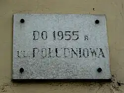 Tablica znajdująca się na budynku narożnym, przy skrzyżowaniu ulic Rewolucji 1905 roku i Piotrkowskiej.