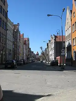 Widok z bramy na ulicę Straganiarską. W głębi Baszta Jacek i Hala Targowa