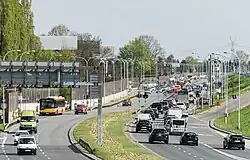 Ulica widziana z wiaduktu Trasy Siekierkowskiej